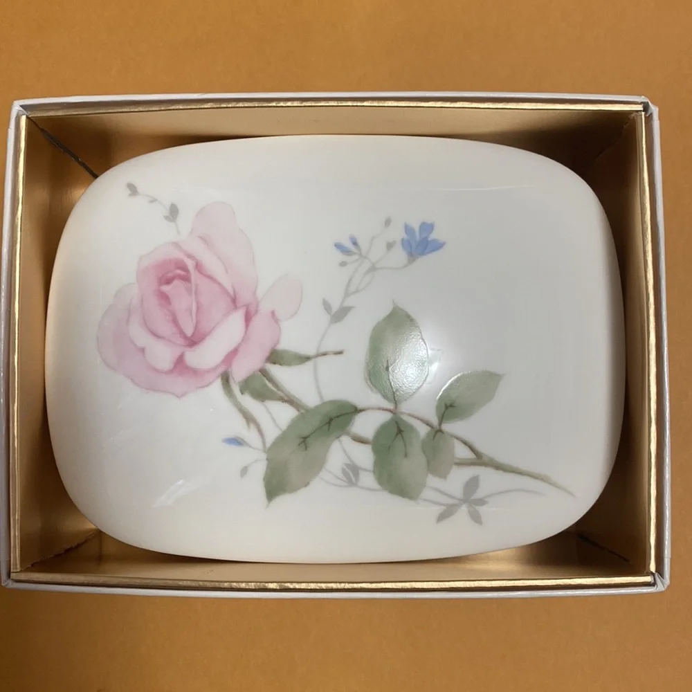Beautiful new Mikasa Bone China April Rose Soap Dish Japan